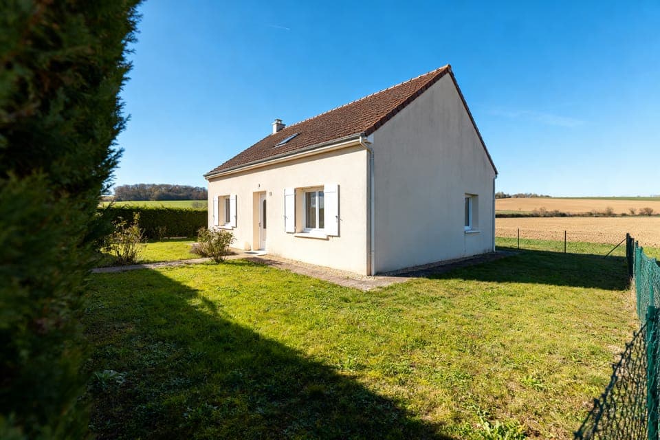 Annonce immobilière : maison avec jardin clos et vue dégagée sur les champs